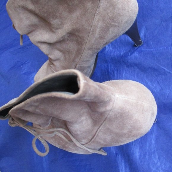 CALVIN KLEIN BROWN SUEDE HIGH HEEL ANKLE BOOT-NEAR MINT-SIZE 8 M-STILETTO HEEL - Picture 4 of 9
